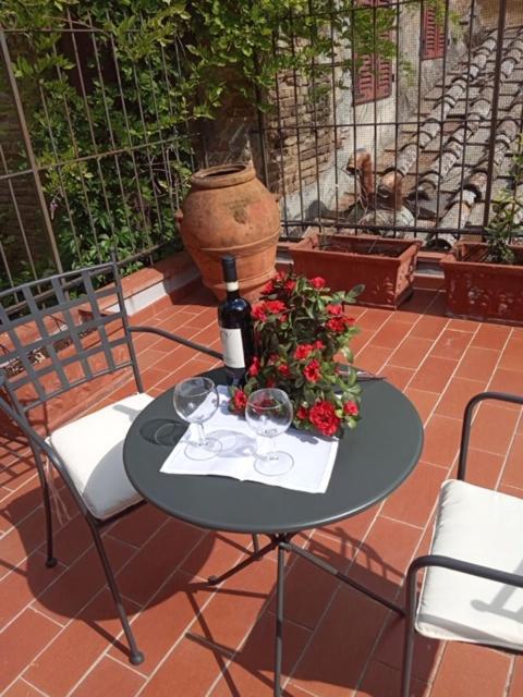 Hotel La Casa Dei Vezzi San Gimignano Exterior foto